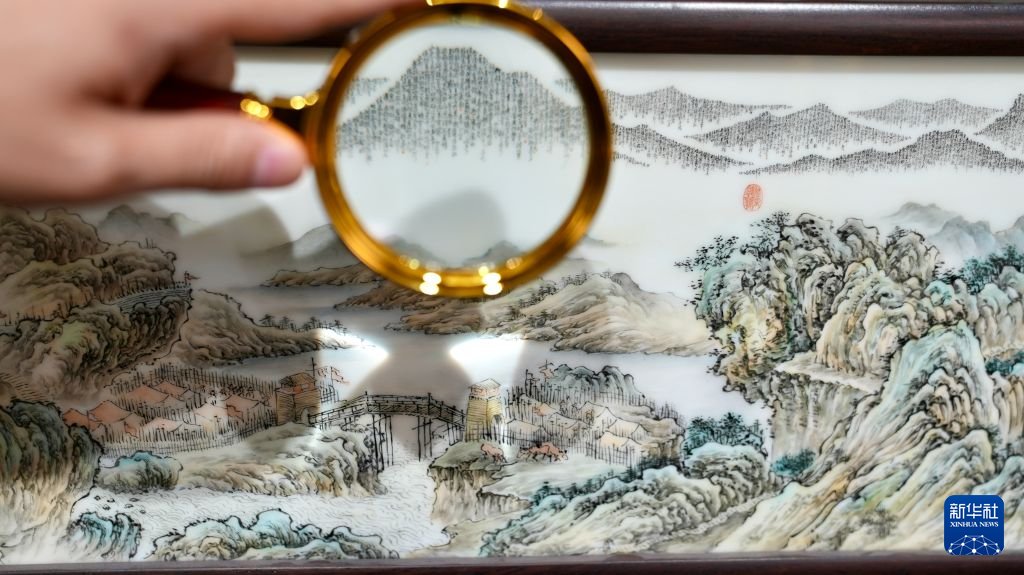 图片故事丨陶瓷微书:方寸之间的极致匠心
